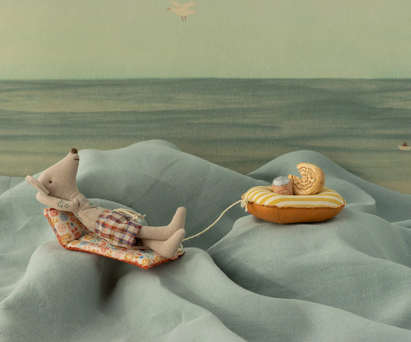 Beach mouse with air mattress, Dad - Flower