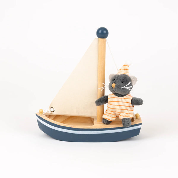 Malo the cat in a boat