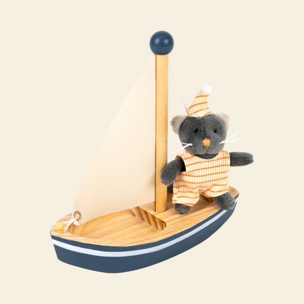 Malo the cat in a boat