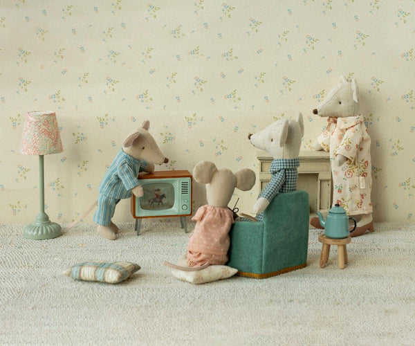Grandma and grandpa mice in cigarbox